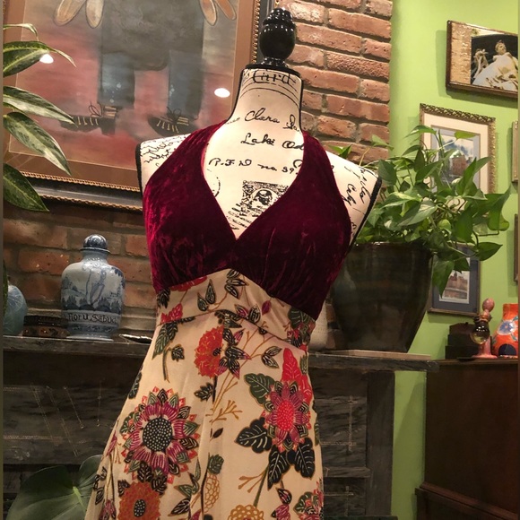 Vintage 1970s floorlength gown with Empire waist and velvet halter style top - Picture 11 of 11